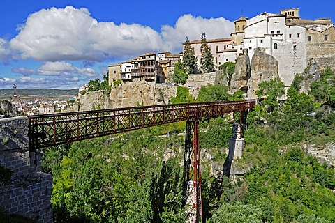 Bridge crossing the deep ravine to the hanging houses, las casas colgadas, UNESCO World Heritage Site, Cuenca, Castile-La Mancha, Spain, Europe