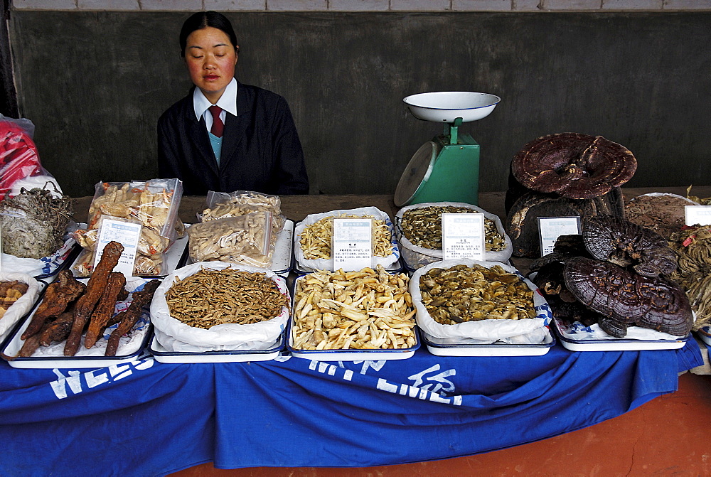 Selling of dried mushroons, Mount Emei near Chengdu, China, Asia