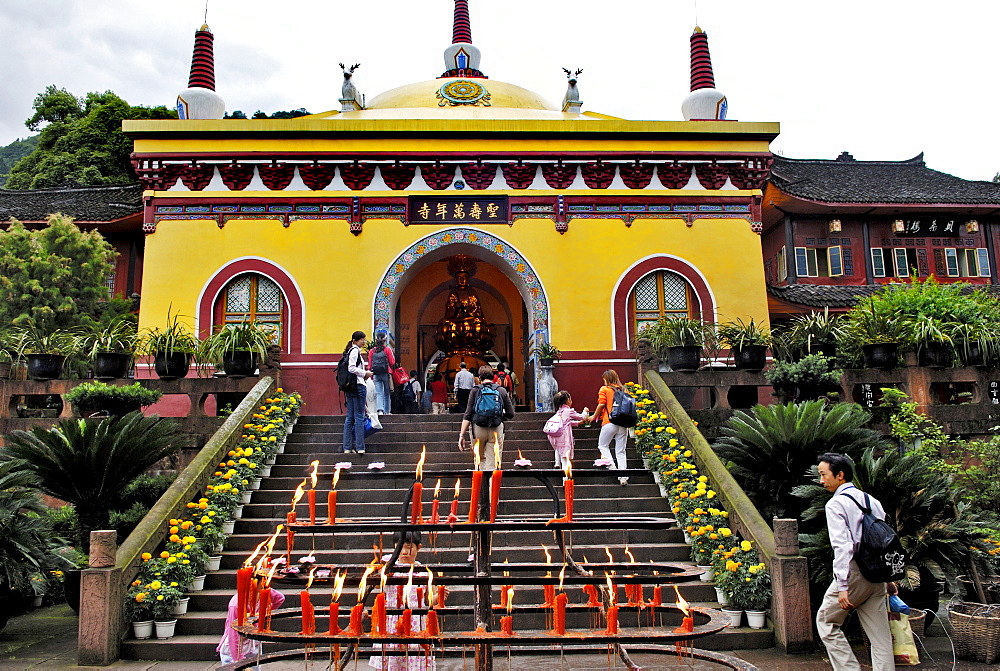 Wannian monastery, Mount Emei near Chengdu, China, Asia