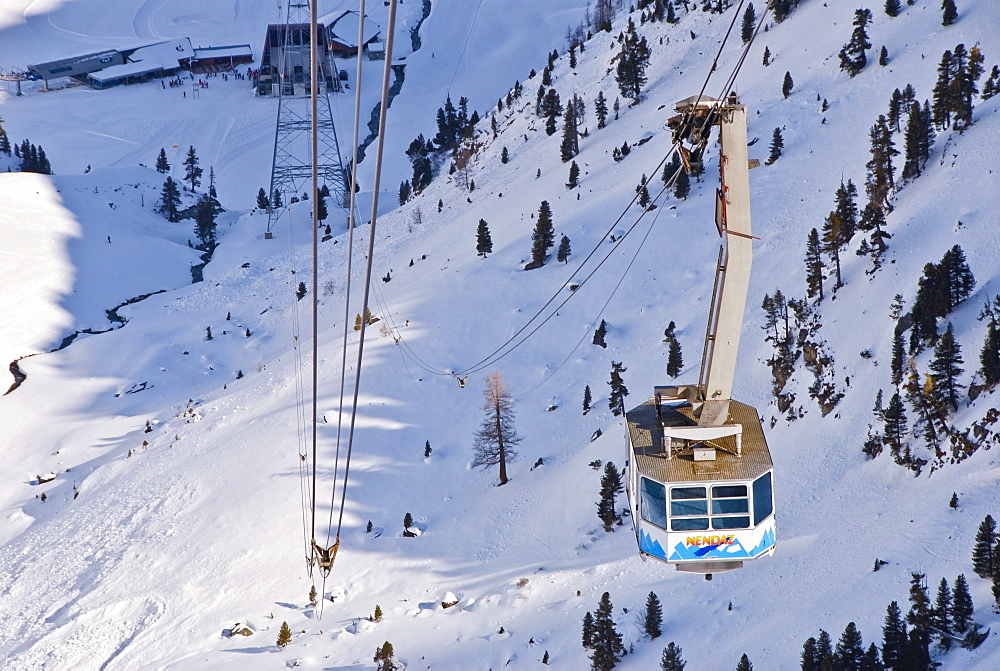 Gondola coming from Nendaz, going in the direction of the Les Gentianes (2900 meters), 4 Vallees, Valais, Switzerland