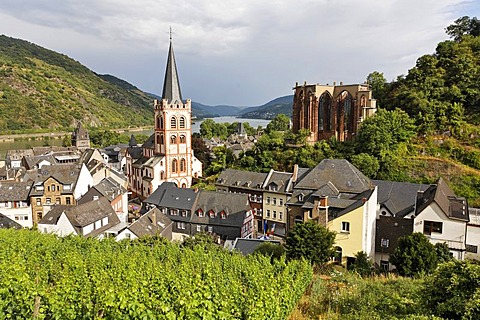 View from the Posten tower to the village with the evangelic church St.Peter and the gotic Werner chapel, Bacharach on the Rhine, Rheinland-Pfalz, Germany