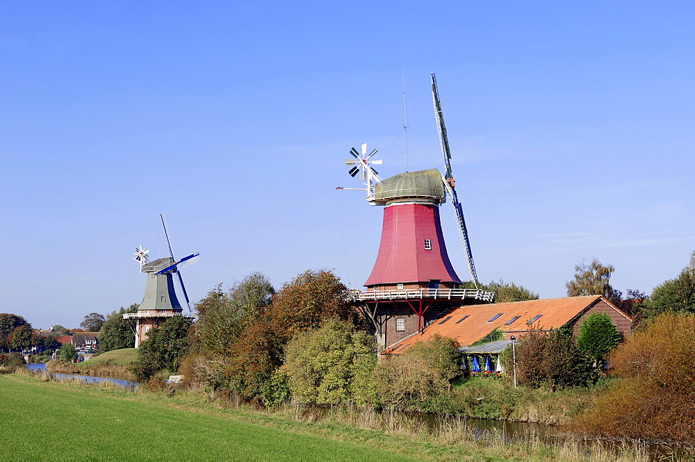 Windmills, twin windmills, Greetsiel, East Frisia, Lower Saxony, Germany, Europe