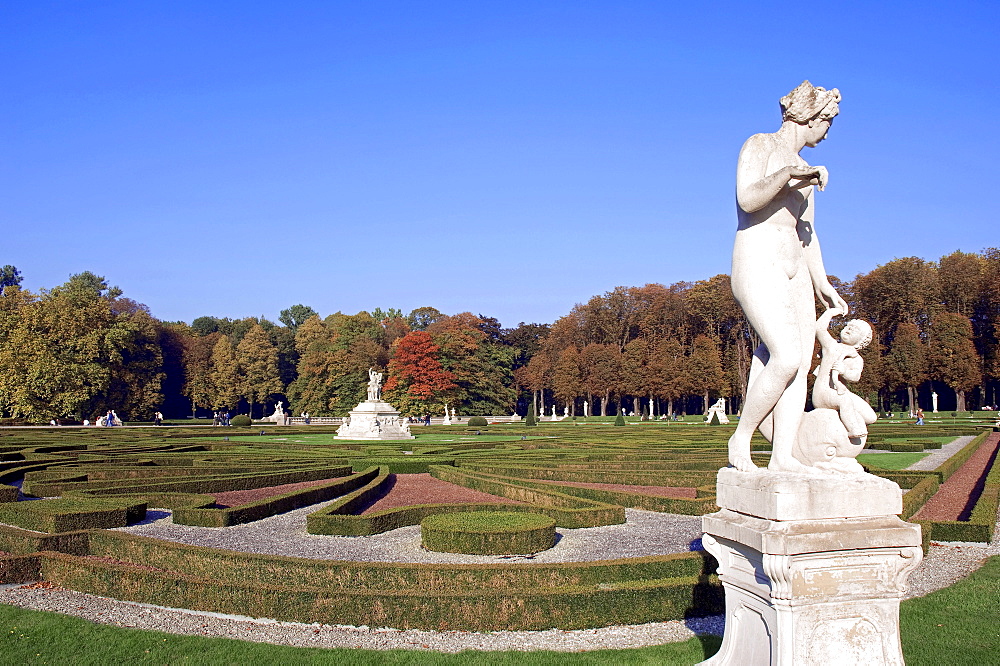 Statue in castle garden, Nordkirchen, baroque moated castle, Westphalian Versailles, seat of the Fachhochschule fuer Finanzen NRW or Technical College for Finance NRW, North Rhine-Westphalia, Germany, Europe