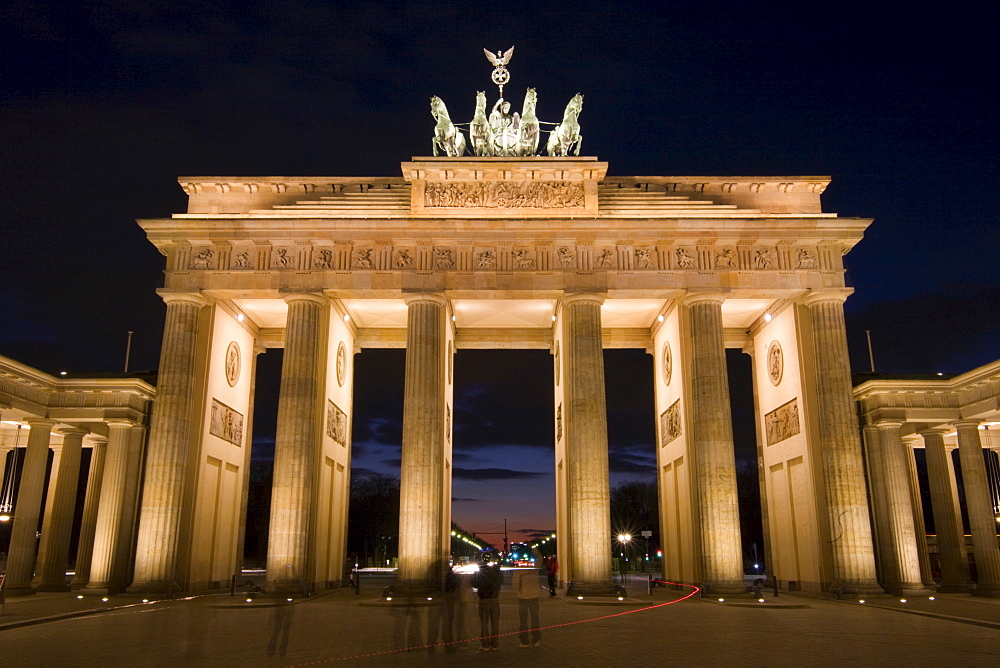 Brandenburger Tor (Brandenburg Gate) at night, Pariser Platz, Central Berlin, Germany, Europe