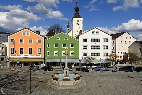 Market Square with fountain in front of the parish church of St Michael, Regen, Bavarian Forest, Lower Bavaria, Germany, Europe