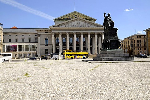 Nationaltheater, Oper, Opera House, sightseeing tour bus in front, Munich, Bavaria, Germany, Europe