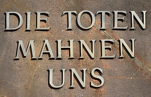 Inscription: The deads remind us on a stele at the Memorial place of the Socialists on the central cemetery in Berlin Lichtenberg, Germany, Europe