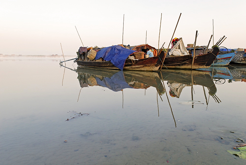 Boats on the Irrawaddy or Ayeyarwady River, Kachin State, Myanmar (Birma), Southeast Asia