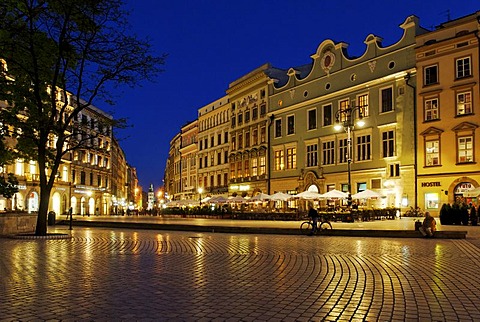 Rynek Krakowski, Main Market Square at dusk, UNESCO World Heritage Site, Krakow, Poland, Europe