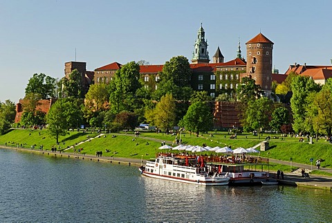 Pleasure boat on the Wis&a River, Vistula River, Wawel Hill in Krakow, UNESCO World Heritage Site, Poland, Europe