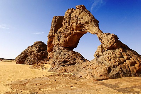 Stone archway, Youf Ahakit, Tassili du Hoggar, Wilaya Tamanrasset, Algeria, Sahara, North Africa