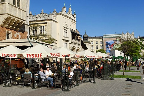 Street cafe in front of the Draper's Hall, Sukiennice, on Krakow Market Square, Rynek, UNESCO World Heritage Site, Poland, Europe