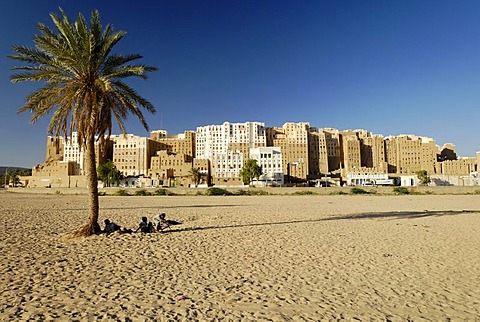 View towards the historic city centre of Shibam, UNESCO World Heritage Site, Wadi Hadramaut, Yemen, Arabia, Arab peninsula, the Middle East