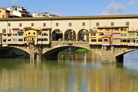 Ponte Vecchio Bridge on the bank of the river Arno, UNESCO World Heritage Site, Florence, Tuscany, Italy, Europe