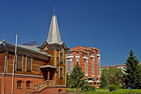 Old Sibirian Building used as Museum in the background modern Block of Flats, Omsk, Sibiria, Russia, GUS, Europe,