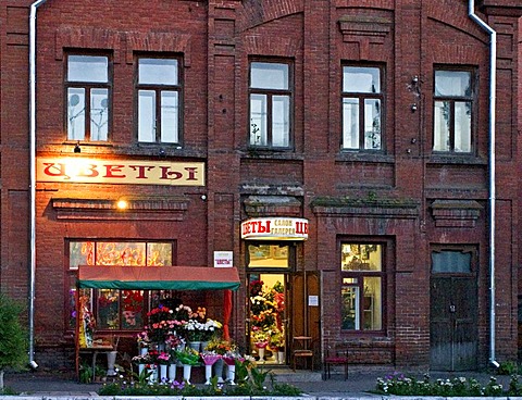 Small Flower shop at the evening, Omsk at the Rivers of Irtisch and Omka, Omsk, Sibiria, Russia, GUS, Europe,