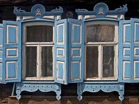 Windows with Ornamentic frames at different old Sibirian Wooden Houses, Omsk at the Rivers of Irtisch and Omka, Omsk, Sibiria, Russia, GUS, Europe,