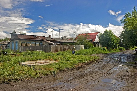 Sibirian village with mudy and wet road, Omsk at the Rivers of Irtisch and Omka, Omsk, Sibiria, Russia, GUS, Europe,