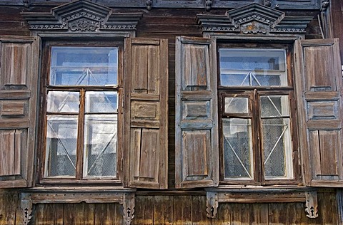 Windows with Ornamentic frames at different old Sibirian Wooden Houses, Omsk at the Rivers of Irtisch and Omka, Omsk, Sibiria, Russia, GUS, Europe,