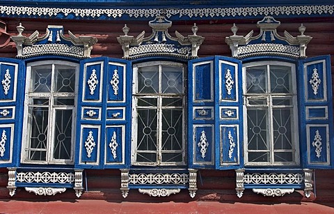 Windows with Ornamentic frames at different old Sibirian Wooden Houses, Omsk at the Rivers of Irtisch and Omka, Omsk, Sibiria, Russia, GUS, Europe,