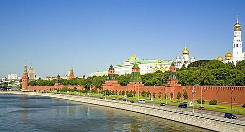 The river Moscva with the Kreml Wall and the BellTower Ivan Velikij, Moscow, Russia, East Europe, Europe