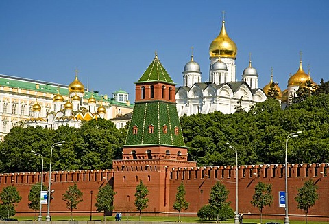 The Kreml Wall with the Nameless Tower, Cathedral of Mary Annunciation and Archangel Michael Cathedral, Moscow, Russia, East Europe, Europe