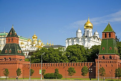 Kreml Wall, Tajnikij Tower, Nameless Tower with Cathedral of Mary Annunciation and Archangel Michael Cathedral, Moscow, Russia, East Europe, Europe