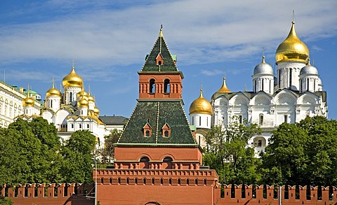 Kreml Wall, Tajnikij Tower, Nameless Tower with Cathedral of Mary Annunciation and Archangel Michael Cathedral, Moscow, Russia, East Europe, Europe