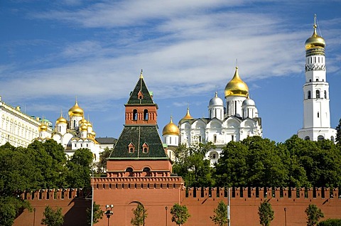 Kreml Wall with Tajnikij Tower, with Cathedral of Mary Annunciation and Archangel Michael Cathedral and the Bell Tower Ivan Velikij , Moscow, Russia, East Europe, Europe