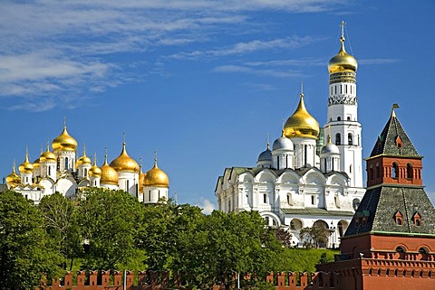 Kreml Wall with Tajnikij Tower, with Cathedral of Mary Annunciation and Archangel Michael Cathedral and the Bell Tower Ivan Velikij , Moscow, Russia, East Europe, Europe