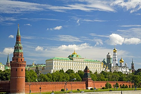 The Kreml Wall with Water raising Tower or Sviblov Tower, Bell Tower Ivan Velikij and Archangel Michaels Cathedral, Moscow, Russia, East Europe, Europe