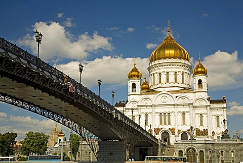 The river Moscva with the Bridge to Christ the Savior Cathedral, Moscow, Russia, East Europe, Europe