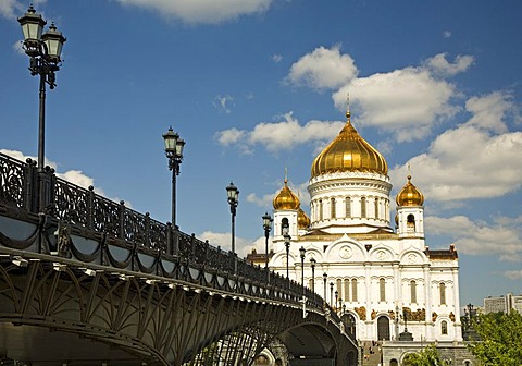 The river Moscva with the Bridge to Christ the Savior Cathedral, Moscow, Russia, East Europe, Europe