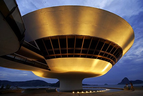 Museum of Conteporary Art (Museu de Arte Contemporanea, MAC) of Architect Oscar Niemeyer and view on Rio de JaneiroÂ¥s Sugar Loaf, Niteroi, Brazil