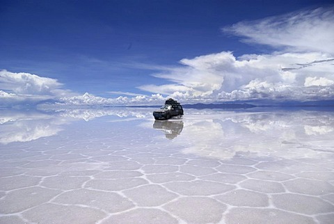 Four Wheel Drive with tourists in the salt desert Salar de Uyuni, Bolivia