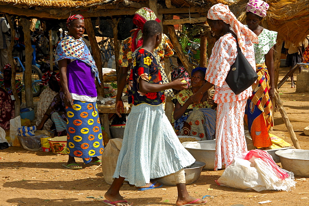 Bargaining women on a market, Burkina Faso