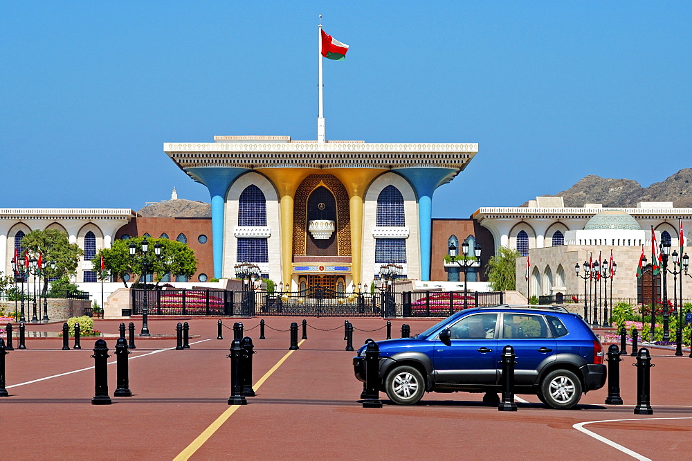 Blue SUV in front of the Sultan's Palace, Al Alam Palace, Muscat, Sultanate of Oman, Middle East