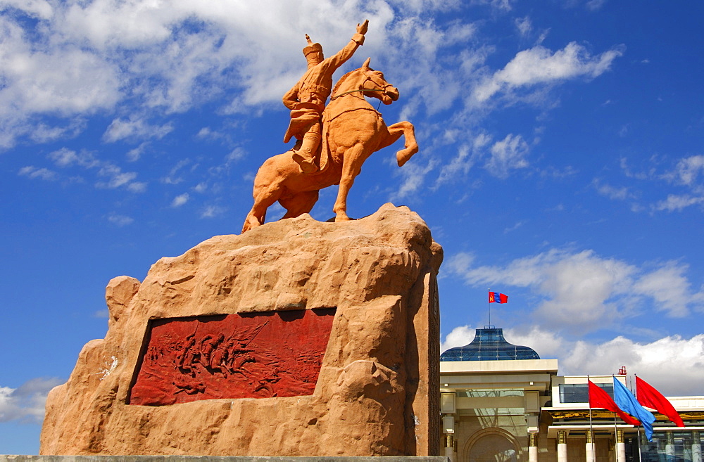 Statue of Damdin Suekhbaatar on Suekhbaatar Square, parliament buildings at back, Ulaanbaatar, Mongolia, Asia