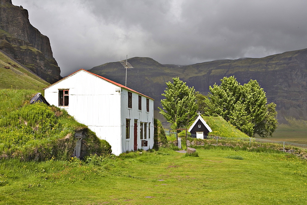 Nupsstaï£¿ur farmyard, southern coast of Iceland, Atlantic Ocean