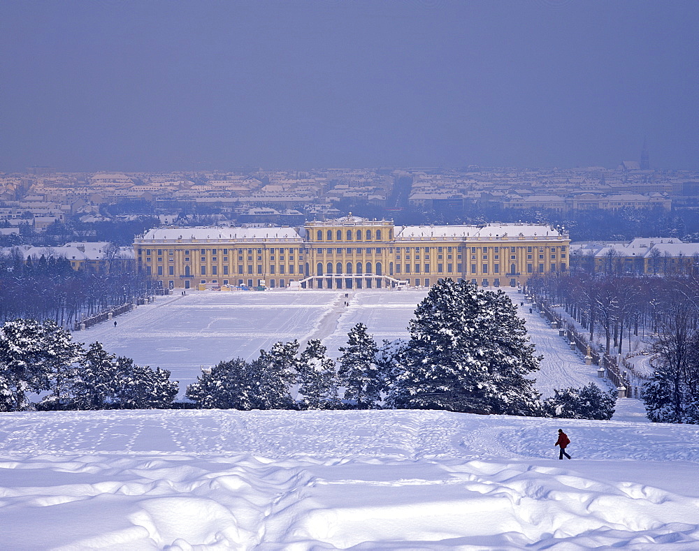 Schloss Schoenbrunn (Schoenbrunn Palace) in wintertime, Vienna, Austria, Europe