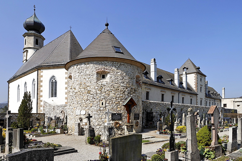 Part of the church and castle complex showing the cemetery and parish church in Neuhaus, Triestingtal (Triesting Valley), Lower Austria, Austria, Europe