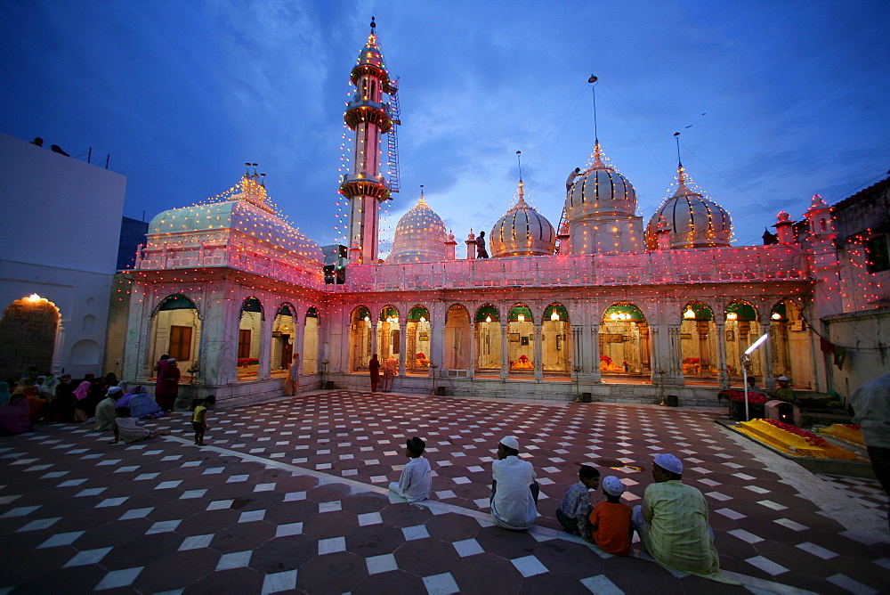 Sufi shrine, Bareilly, Uttar Pradesh, India, Asia