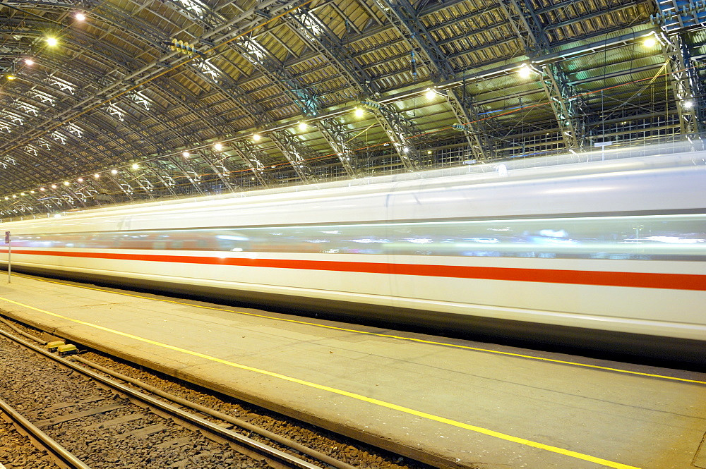 Cologne Central Station, railway station of Cologne, driving train, Cologne, North Rhine-Westphalia, Germany