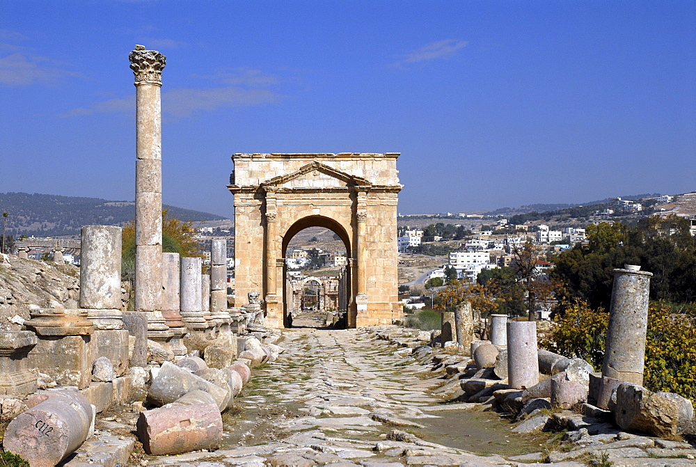 Cardo Maximus (main street) with triumphal arch, Jerash, the ancient Gerasa, Jordan