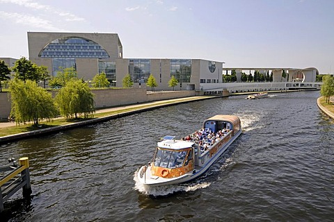 Passenger ship on the Spree River in front of the office of the federal chancellor, Berlin, Germany, Europe