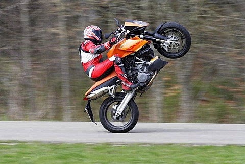 KTM Super Duke, Wheelie