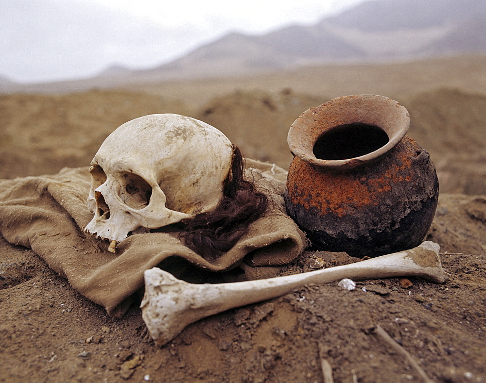 Inca graves, skull and bones, clay pot, archaeological excavations, Puruchuco-Huaquerones, near Lima, Peru, South America