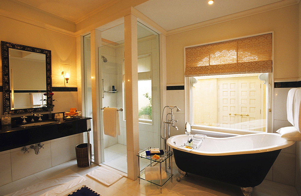 IND; India, Udaipur : Luxury Hotel resort of the Oberoi group. Udaivilas at the Pichola lake. Bathroom of a standard room. |