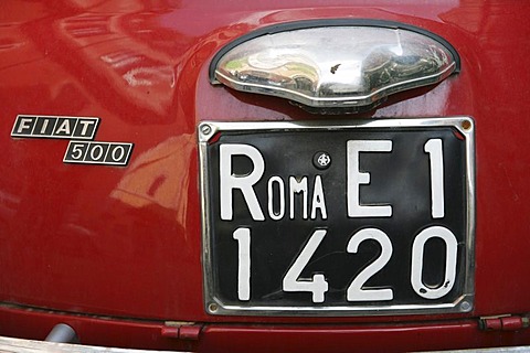 ITA, Italy, Rome : Old Fiat 500, Cinquecento, in a narrow lane in Trastevere. |