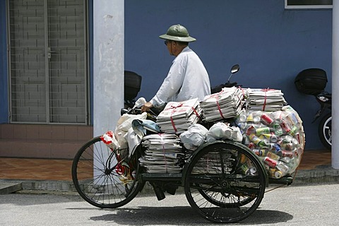 | SGP, Singapore: Little India, indian quarter. Recycling collector of paper and cans. Trishaw